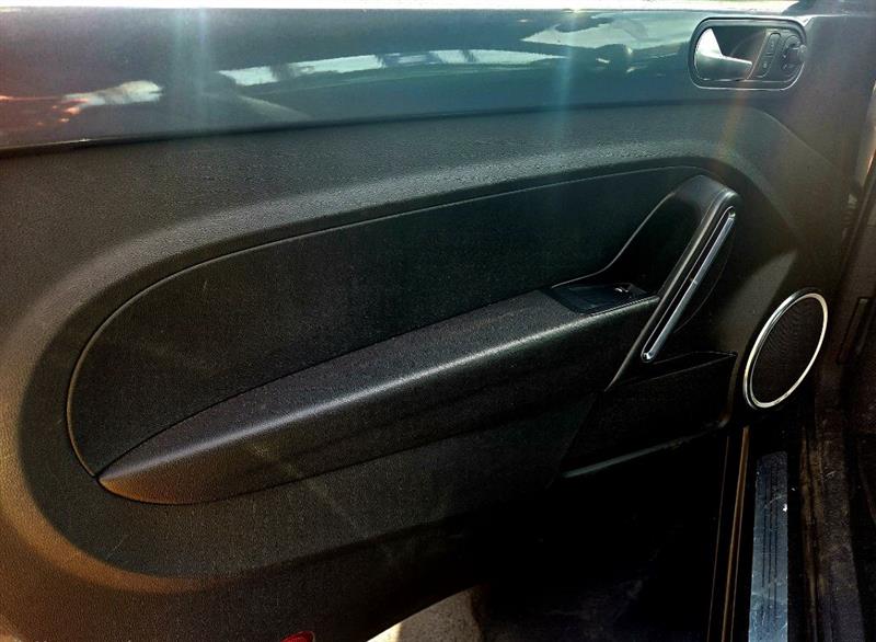 Volkswagen Beetle 2.5L w/Sunroof Sound & Nav 2012