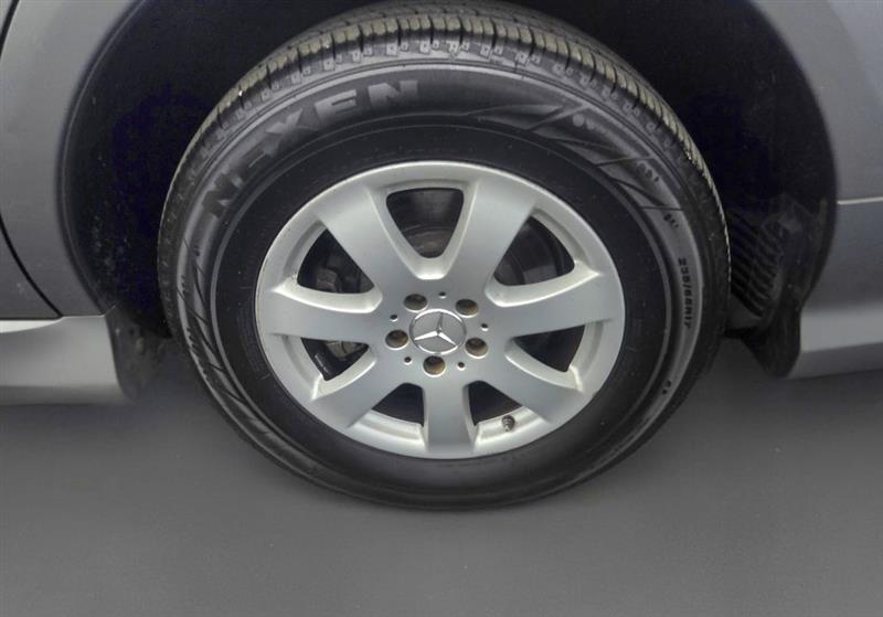 Mercedes-Benz R-Class R350 4MATIC w/ 3rd Row 2011