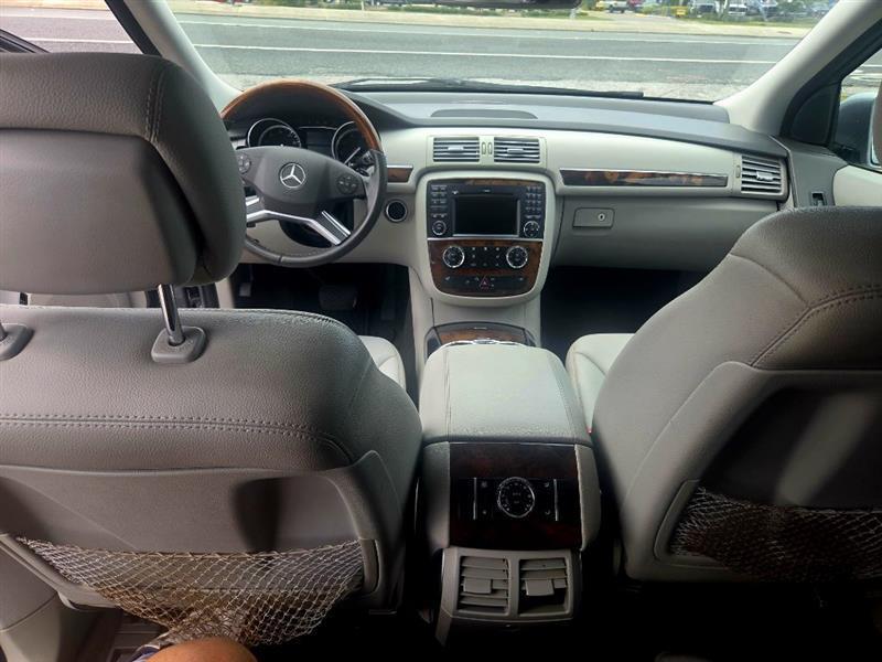 Mercedes-Benz R-Class R350 4MATIC w/ 3rd Row 2011