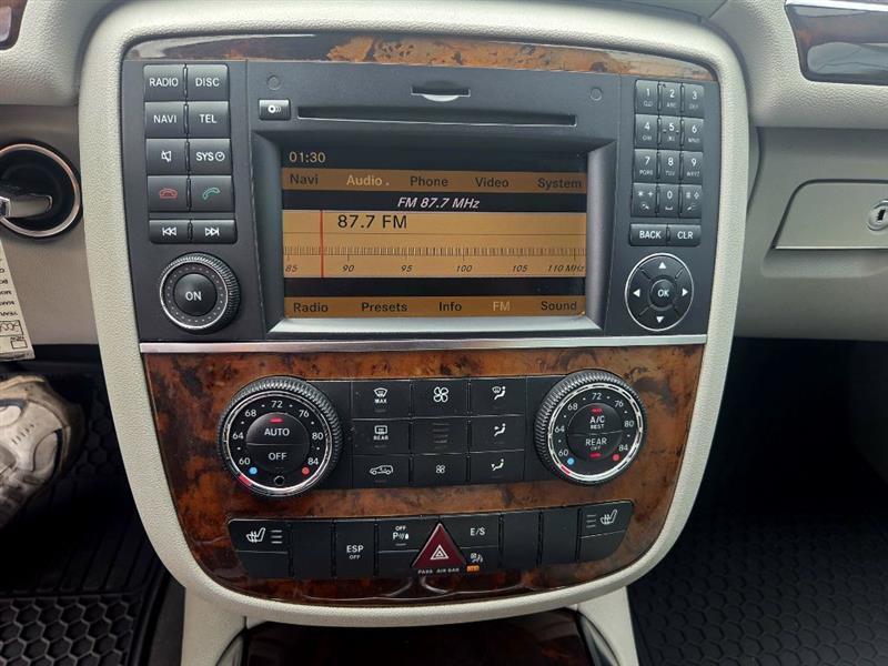 Mercedes-Benz R-Class R350 4MATIC w/ 3rd Row 2011