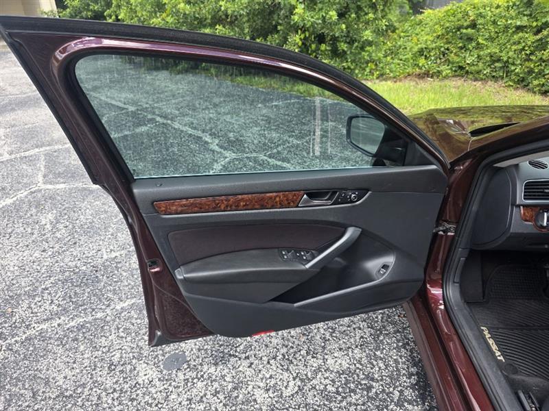 Volkswagen Passat 2.5L SEL Premium 2013