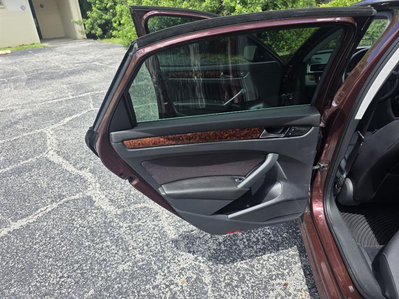 Volkswagen Passat 2.5L SEL Premium 2013