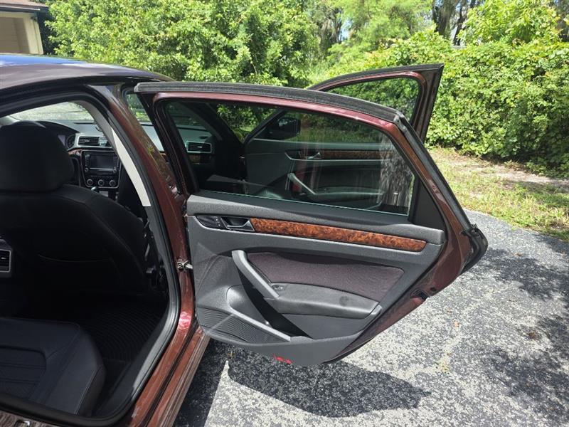 Volkswagen Passat 2.5L SEL Premium 2013