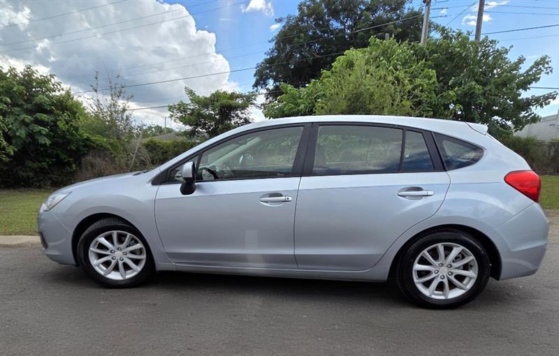 Subaru Impreza Premium 5-Door 2012