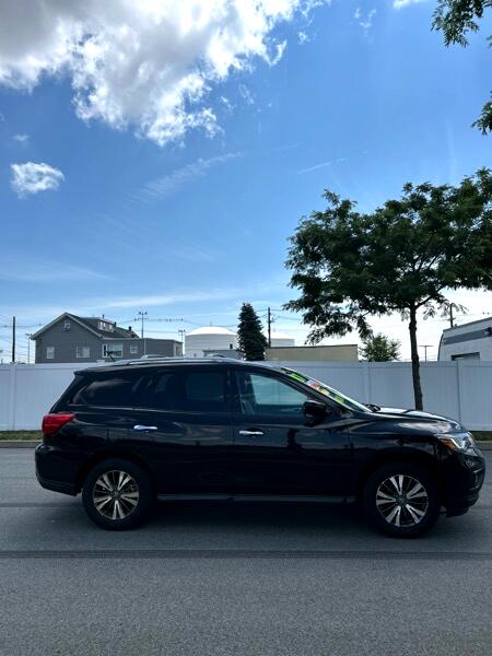 2017 Nissan Pathfinder Platinum photo 2