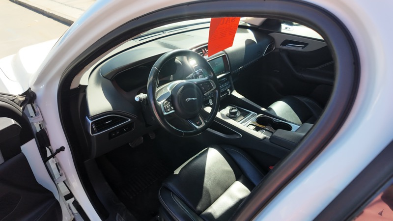 2017 Jaguar F-PACE S photo 4