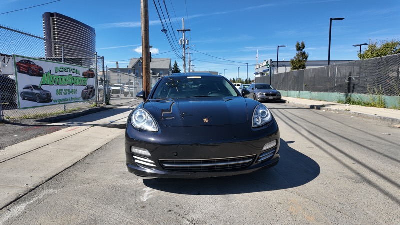 2013 Porsche Panamera 4 photo 2