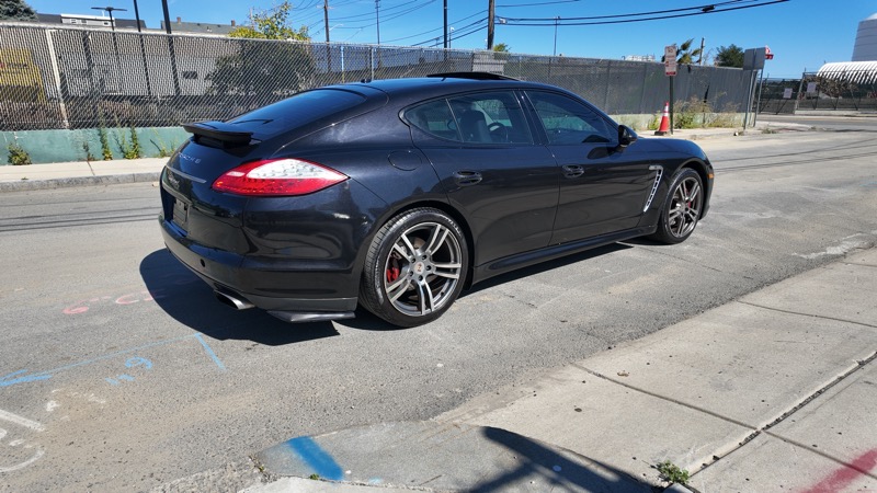 2013 Porsche Panamera 4 photo 3