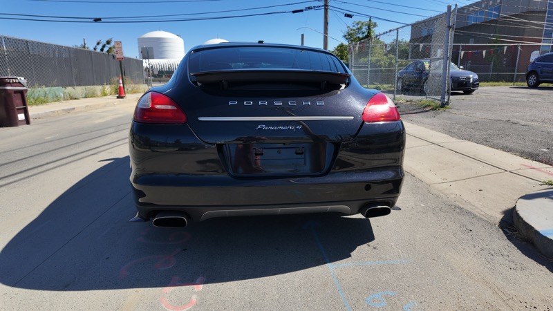 2013 Porsche Panamera 4 photo 4
