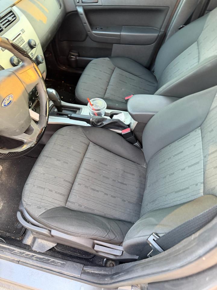 Ford Focus SE Sedan 2010