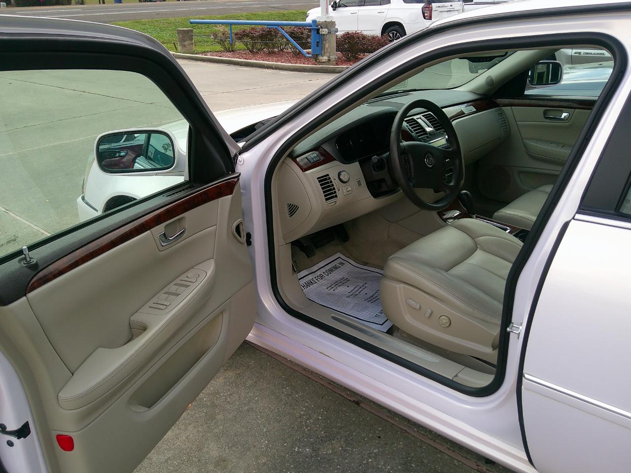 Cadillac DTS 4dr Sdn V8 2007