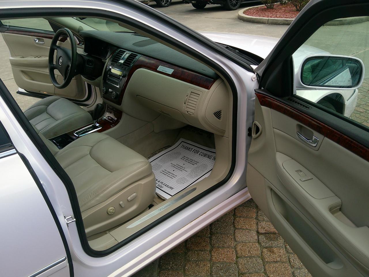 Cadillac DTS 4dr Sdn V8 2007