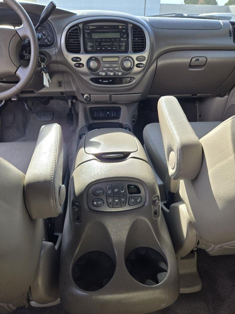Toyota Sequoia  2005