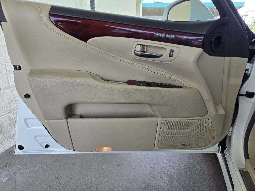Lexus LS 460  2011