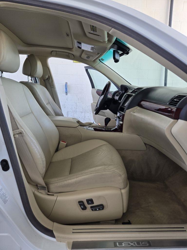 Lexus LS 460  2011