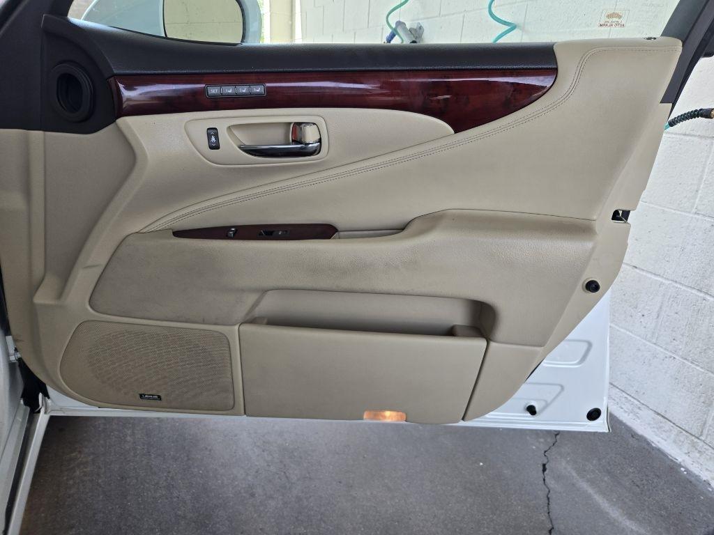 Lexus LS 460  2011