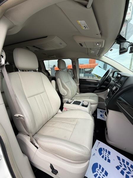 Chrysler Town & Country Touring-L 2011