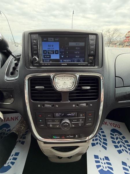 Chrysler Town & Country Touring-L 2011