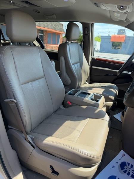 Chrysler Town & Country Touring-L 2013