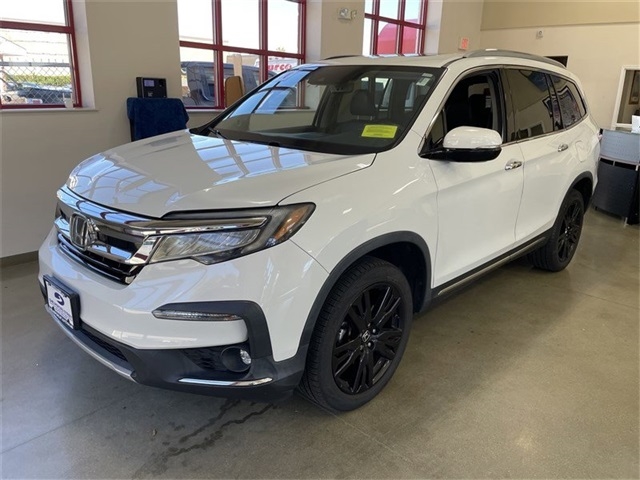 Honda Pilot Touring w/Rear Captain's Chairs AWD 2020
