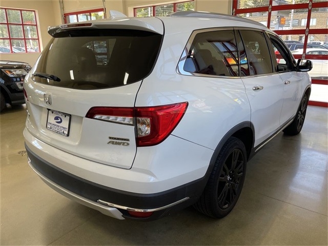 Honda Pilot Touring w/Rear Captain's Chairs AWD 2020