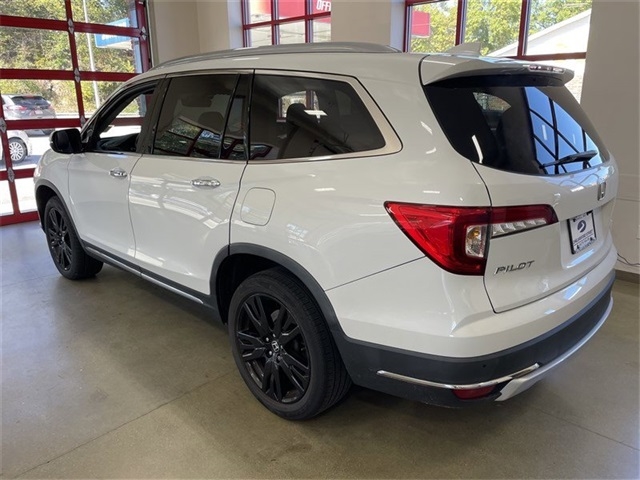 Honda Pilot Touring w/Rear Captain's Chairs AWD 2020