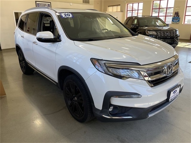 Honda Pilot Touring w/Rear Captain's Chairs AWD 2020