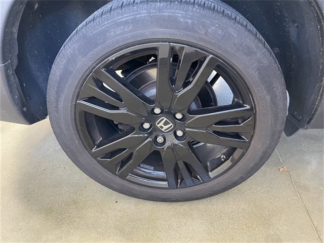 Honda Pilot Touring w/Rear Captain's Chairs AWD 2020