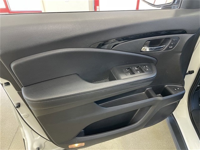 Honda Pilot Touring w/Rear Captain's Chairs AWD 2020