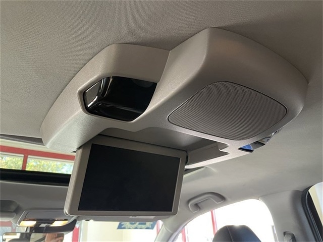 Honda Pilot Touring w/Rear Captain's Chairs AWD 2020