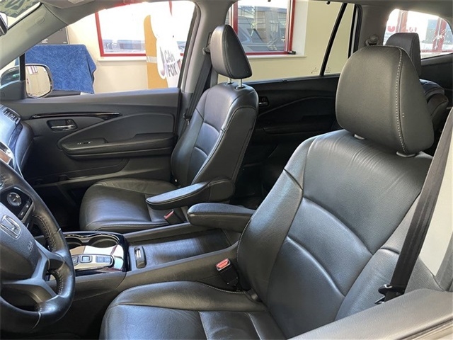 Honda Pilot Touring w/Rear Captain's Chairs AWD 2020