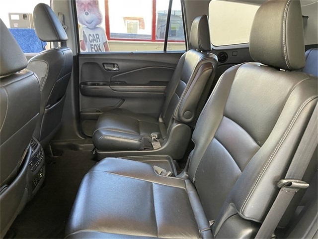 Honda Pilot Touring w/Rear Captain's Chairs AWD 2020