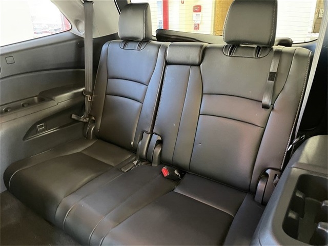 Honda Pilot Touring w/Rear Captain's Chairs AWD 2020