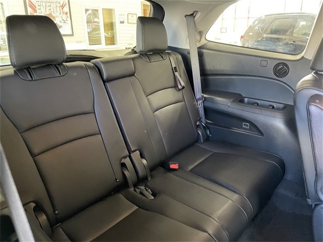 Honda Pilot Touring w/Rear Captain's Chairs AWD 2020