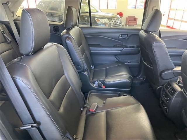 Honda Pilot Touring w/Rear Captain's Chairs AWD 2020