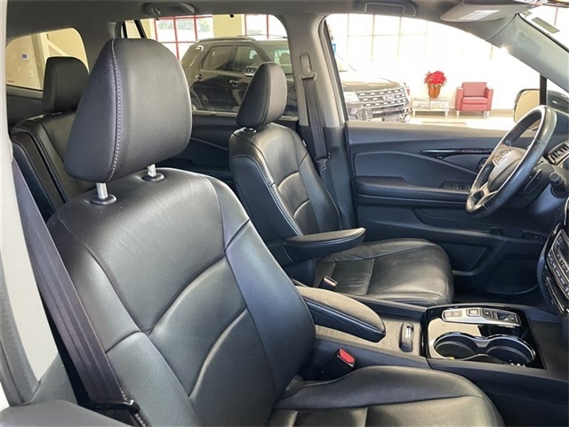 Honda Pilot Touring w/Rear Captain's Chairs AWD 2020