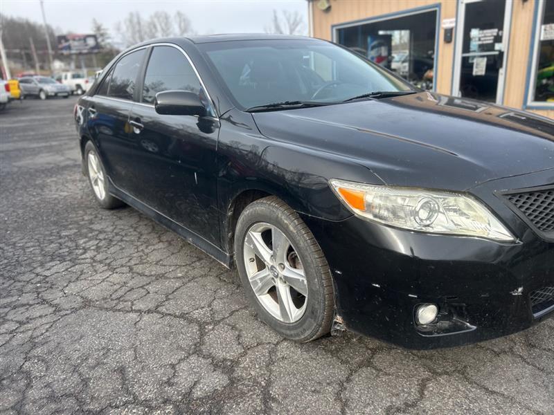 Toyota Camry SE 6-Spd MT 2011