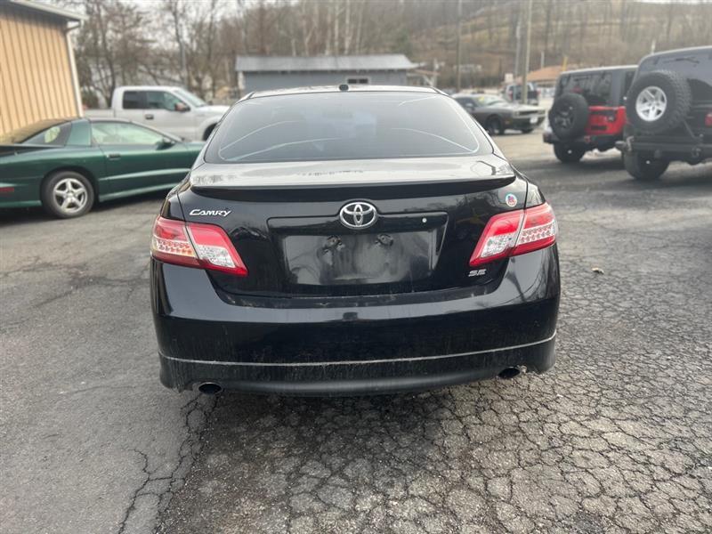 Toyota Camry SE 6-Spd MT 2011