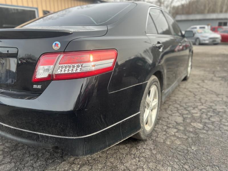 Toyota Camry SE 6-Spd MT 2011