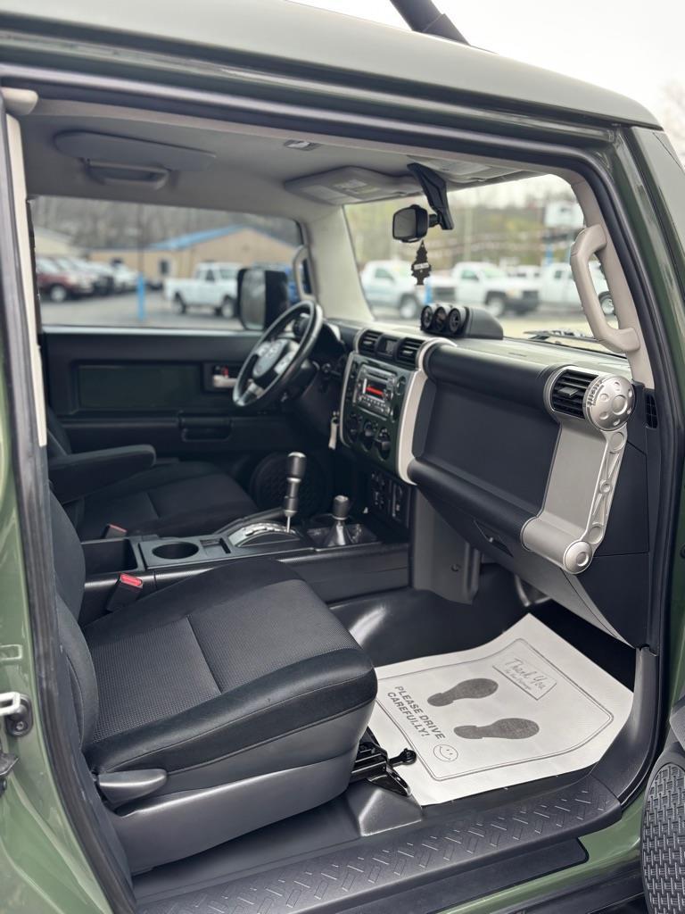 Toyota FJ Cruiser 4WD AT 2012