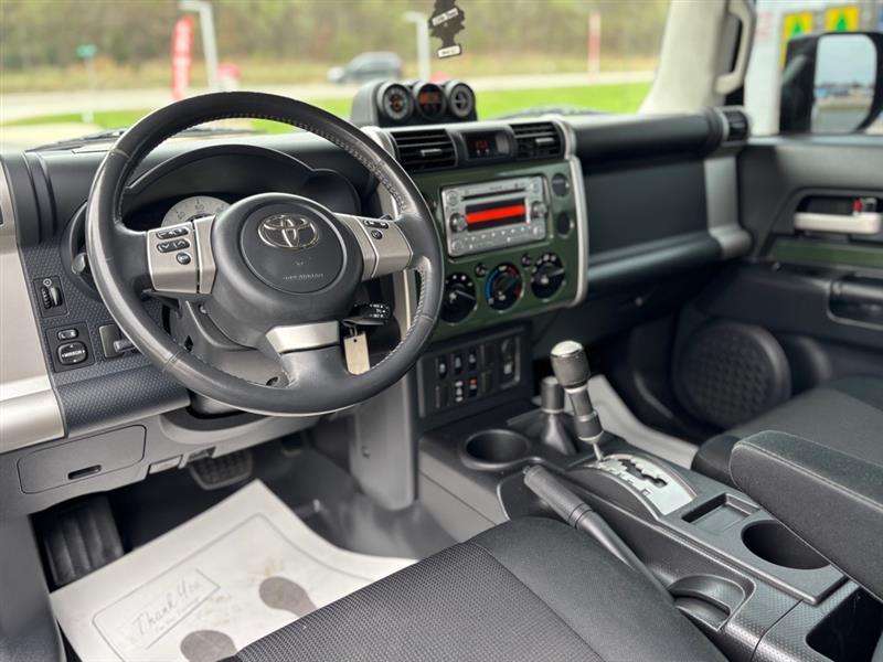 Toyota FJ Cruiser 4WD AT 2012