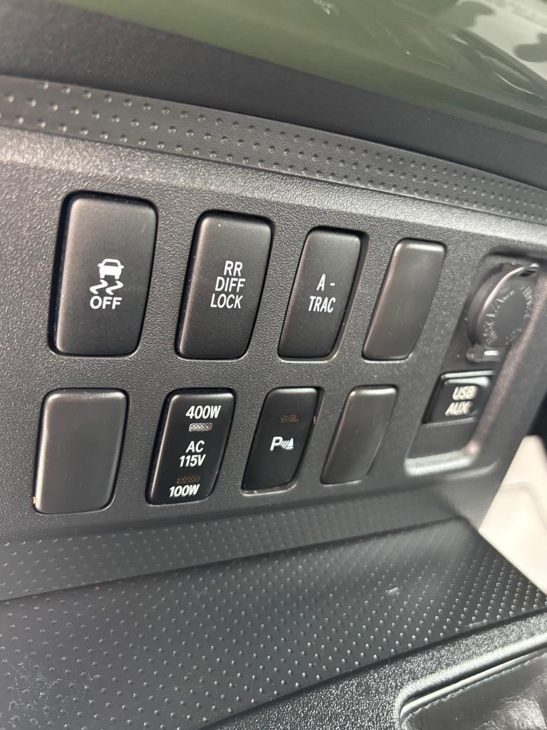 Toyota FJ Cruiser 4WD AT 2012