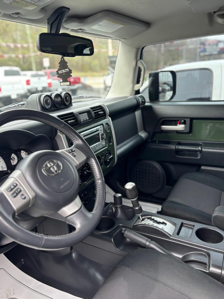Toyota FJ Cruiser 4WD AT 2012