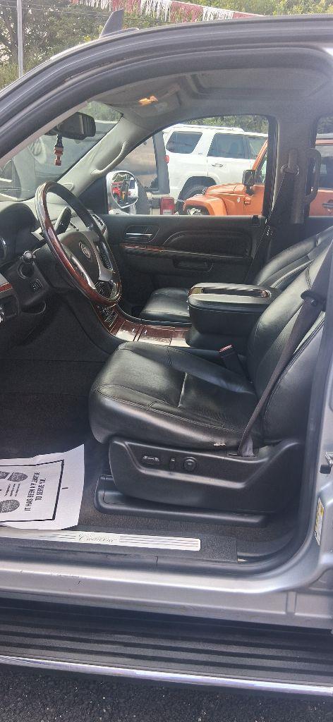 Cadillac Escalade AWD Luxury 2012