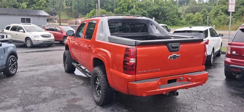 Chevrolet Avalanche LT 4WD 2011