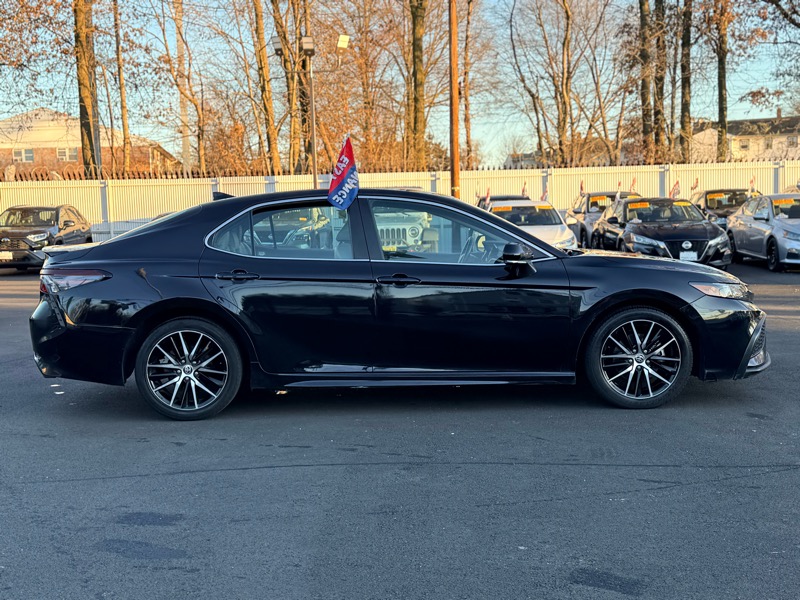 Toyota Camry SE 2022