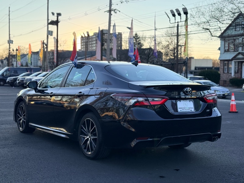 Toyota Camry SE 2022