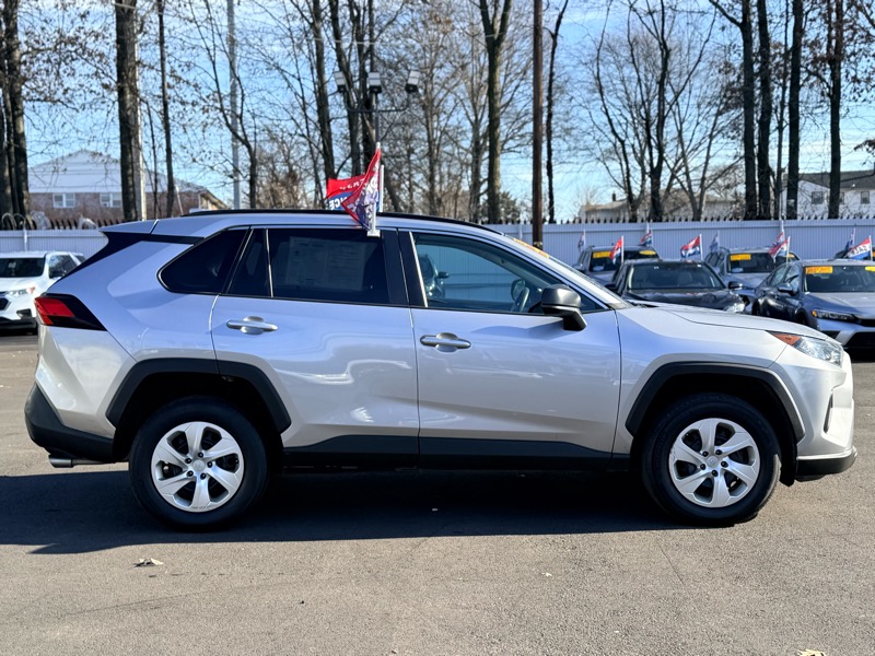 Toyota RAV4 LE 2021