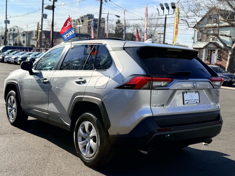 Toyota RAV4 LE 2021