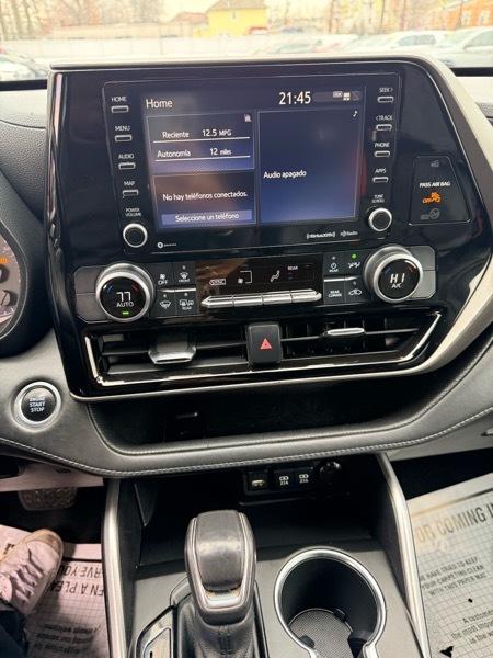 Toyota Highlander LE AWD V6 2021